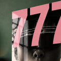 Pembe Vizörlü 777 Portresi Cam Tablo – Cam Tablo