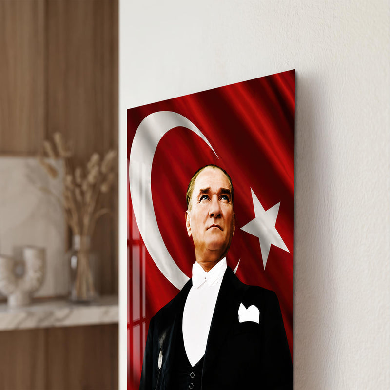 Bayrak Önünde Atatürk Cam Tablo