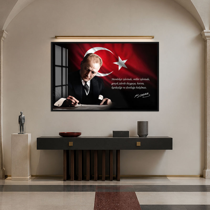 Masada Yazan Atatürk Cam Tablo – Siyah Çerçeveli
