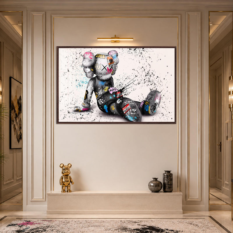 Grafiti Bezelemeli Ayıcık Figürü Cam Tablo – Ceviz Çerçeveli Cam Tablo