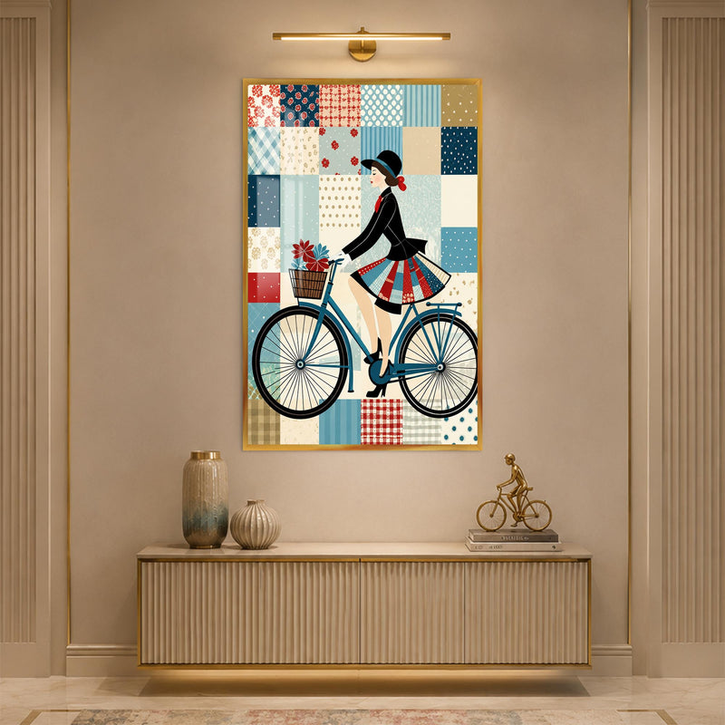 Patchwork Desenli Bisikletli Kadın Cam Tablo – Altın Çerçeveli Cam Tablo