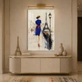 Mavi Elbiseli Kırmızı Ayakkabılı Kadın Cam Tablo – Gümüş Çerçeveli Cam Tablo