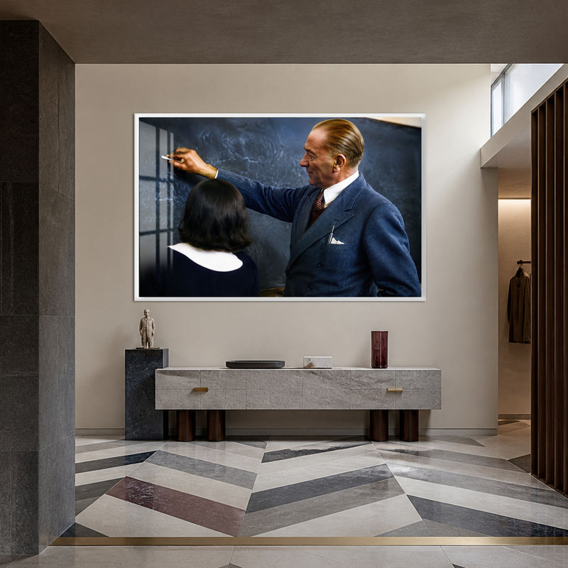 Tahta Başında Atatürk Cam Tablo – Beyaz Çerçeveli