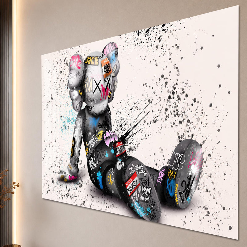 Grafiti Bezelemeli Ayıcık Figürü Cam Tablo – Cam Tablo