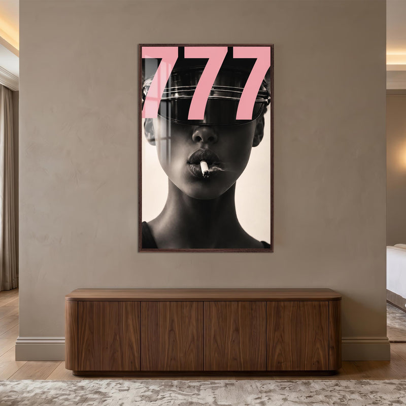 Pembe Vizörlü 777 Portresi Cam Tablo – Ceviz Çerçeveli Cam Tablo