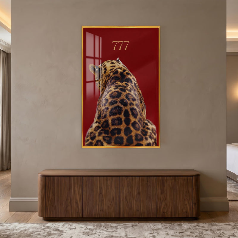 Kırmızı Zeminde 777 Leopar Cam Tablo – Altın Çerçeveli Cam Tablo
