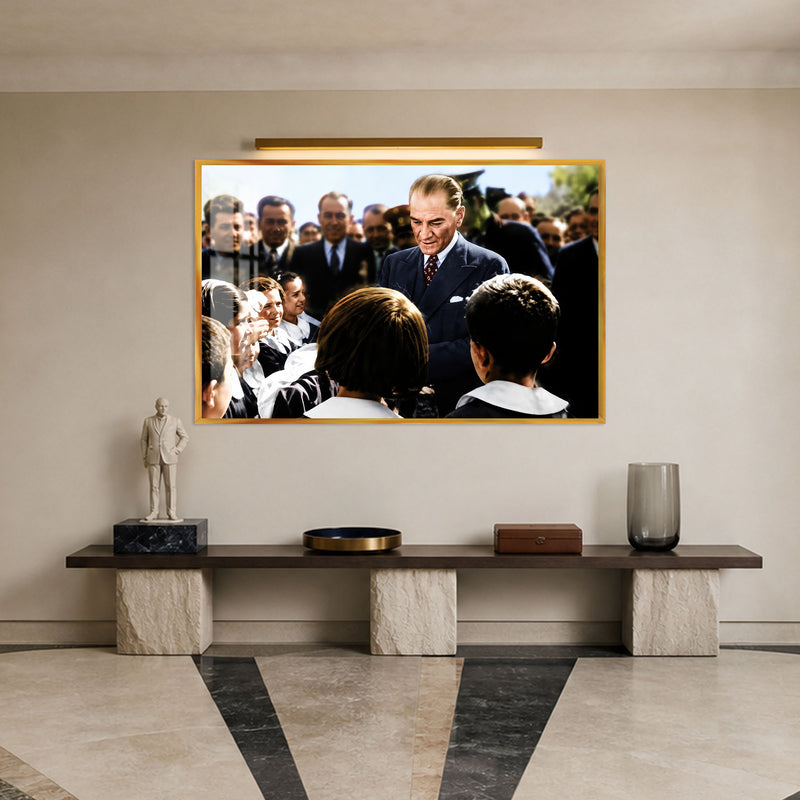 Çocuklar Arasında Atatürk Cam Tablo – Altın Çerçeveli