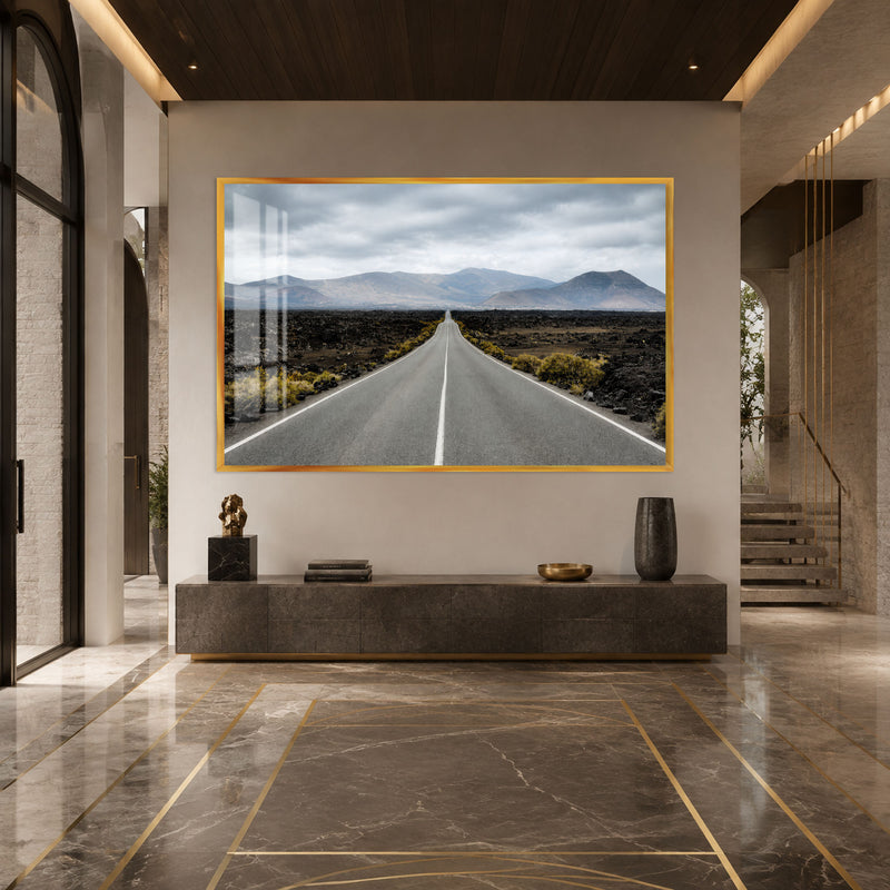 Volkanik Arazide Uzun Yol Cam Tablo – Altın Çerçeveli Cam Tablo