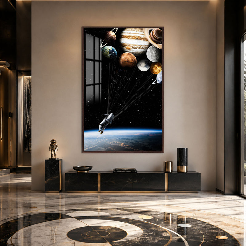Gezegenlere Uzanan Astronot Cam Tablo – Ceviz Çerçeveli Cam Tablo