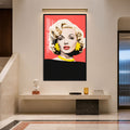 Sarı Küpeli Pop Art Sarışın Cam Tablo – Siyah Çerçeveli Cam Tablo