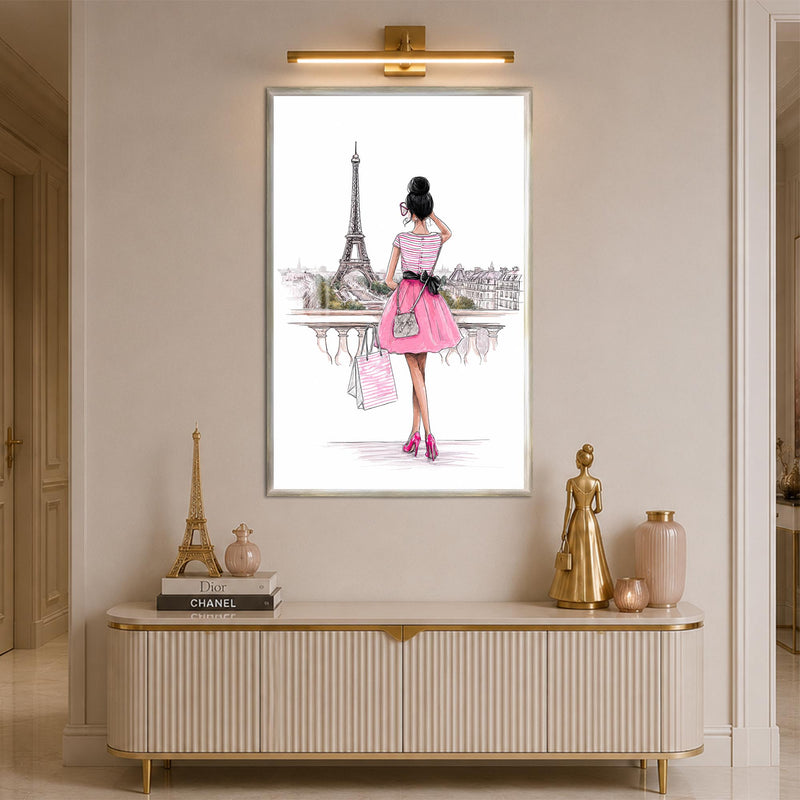 Pembe Etekli Moda Kızı Cam Tablo – Gümüş Çerçeveli Cam Tablo