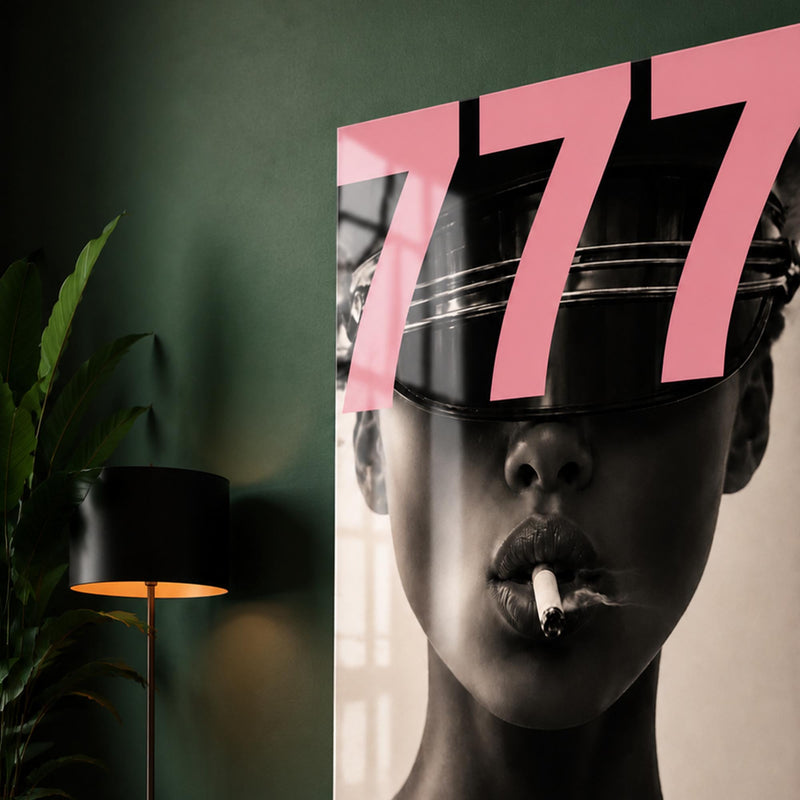 Pembe Vizörlü 777 Portresi Cam Tablo – Cam Tablo