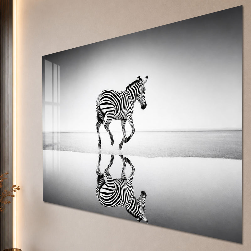 Beyaz Zeminde Yürüyen Zebra Cam Tablo – Cam Tablo