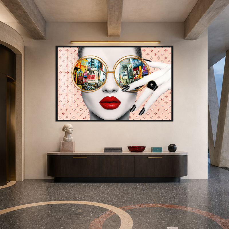 Gözlüklü Kadın Pop Art Cam Tablo – Siyah Çerçeveli Cam Tablo