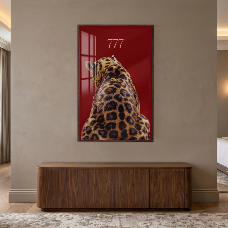 Kırmızı Zeminde 777 Leopar Cam Tablo – Ceviz Çerçeveli Cam Tablo