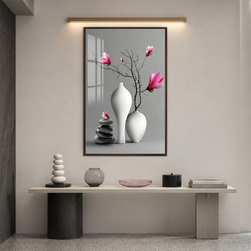 Gri Sessizlikte Pembe Manolyalar Cam Tablo – Ceviz Çerçeveli Cam Tablo