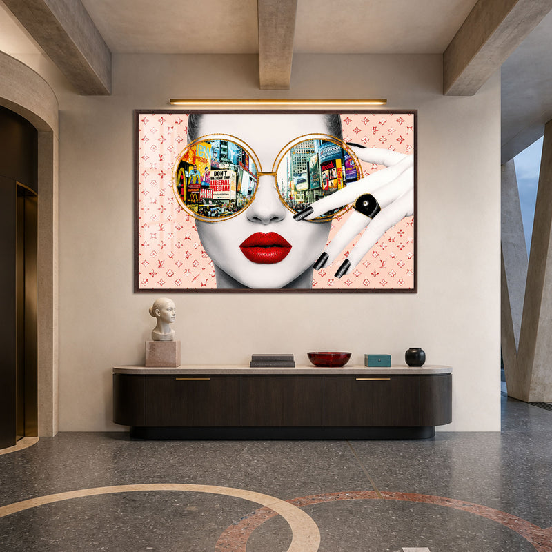 Gözlüklü Kadın Pop Art Cam Tablo – Ceviz Çerçeveli Cam Tablo