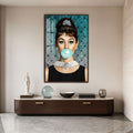 Balon Sakızlı Pırlanta Kolyeli Kadın Cam Tablo – Ceviz Çerçeveli Cam Tablo