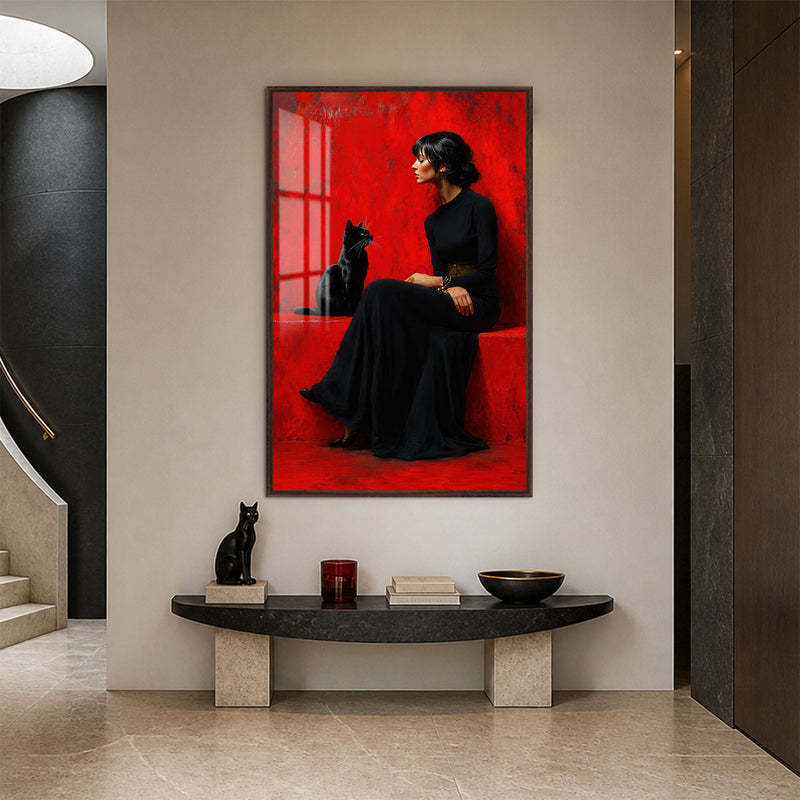 Kırmızı Odada Kadın ve Kedi Cam Tablo – Ceviz Çerçeveli Cam Tablo