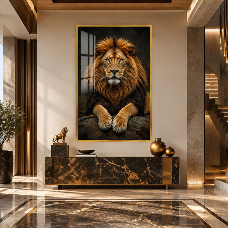 Pençeleri Üstünde Aslan Cam Tablo – Altın Çerçeveli Cam Tablo