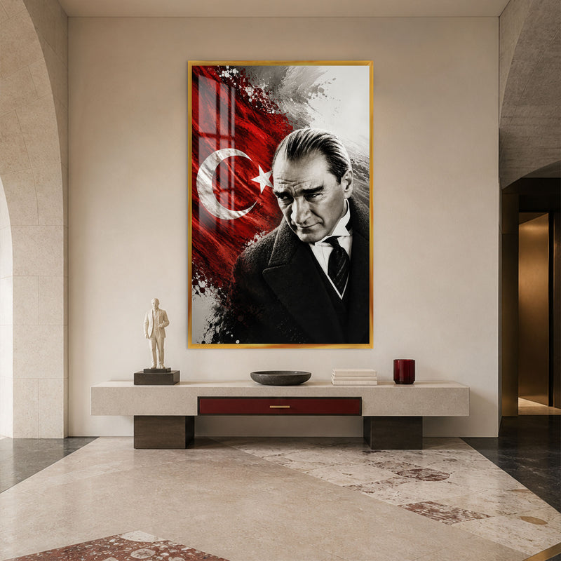 Düşünceli Atatürk Cam Tablo – Altın Çerçeveli