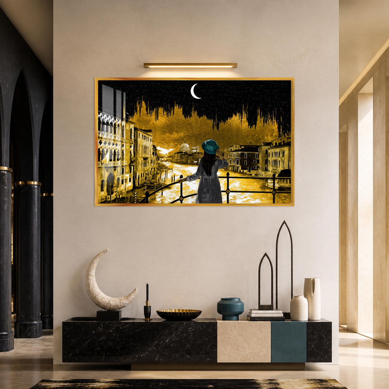 Venedik Gecesinde Kadın Cam Tablo – Altın Çerçeveli Cam Tablo