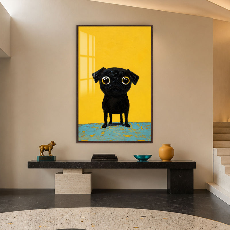 Sarı Fonda Siyah Pug Cam Tablo – Ceviz Çerçeveli Cam Tablo