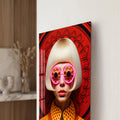 Kırmızı Fonlu Bobsaçlı Kadın Cam Tablo – Cam Tablo