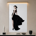 Siyah Elbiseli Zarif Kadın Cam Tablo – Cam Tablo