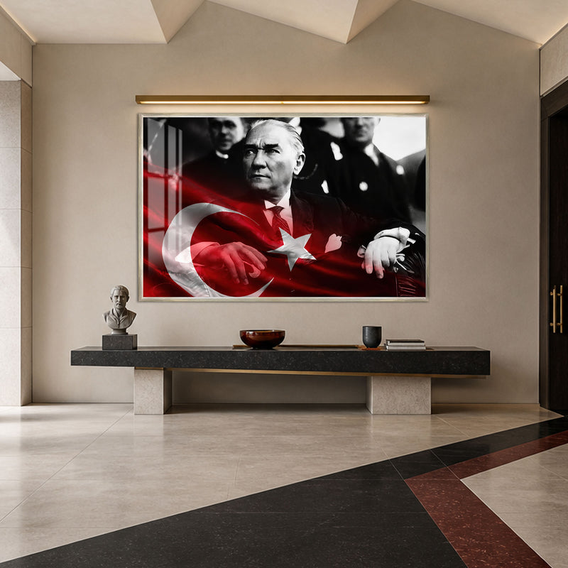 Gri Fonda Bayraklı Atatürk Cam Tablo – Gümüş Çerçeveli
