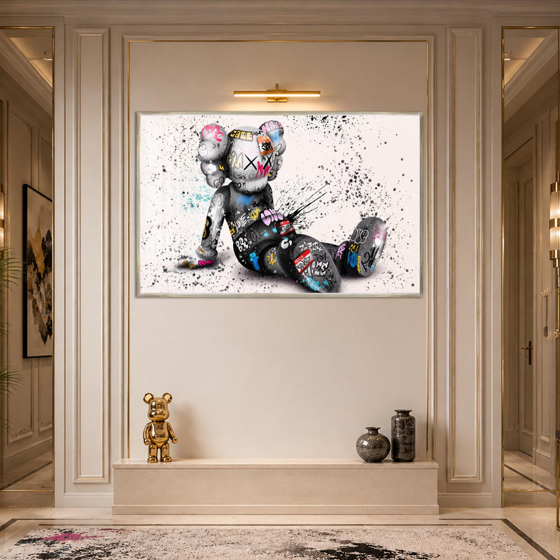 Grafiti Bezelemeli Ayıcık Figürü Cam Tablo – Gümüş Çerçeveli Cam Tablo