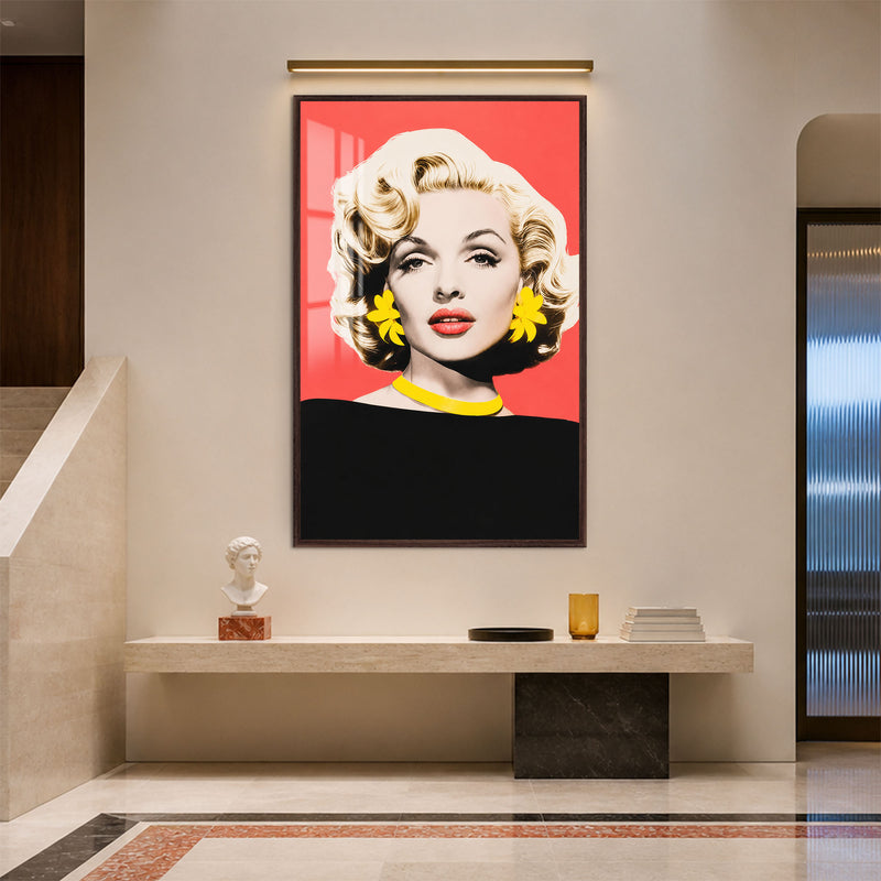 Sarı Küpeli Pop Art Sarışın Cam Tablo – Ceviz Çerçeveli Cam Tablo