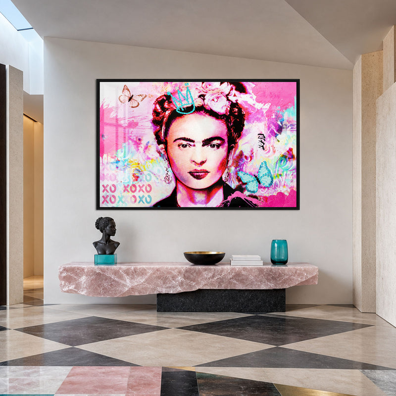 Pembe Çiçek Taçlı Kadın Portresi Cam Tablo – Siyah Çerçeveli Cam Tablo
