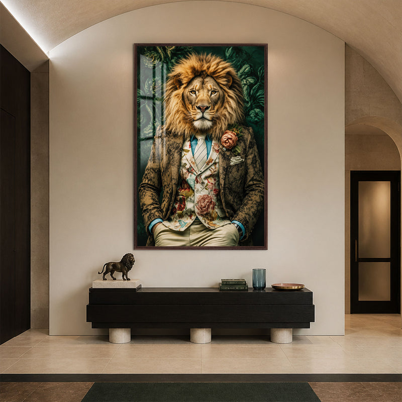 Çiçekli Ceketli Aslan Cam Tablo – Ceviz Çerçeveli Cam Tablo