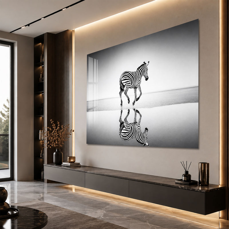 Beyaz Zeminde Yürüyen Zebra Cam Tablo – Cam Tablo