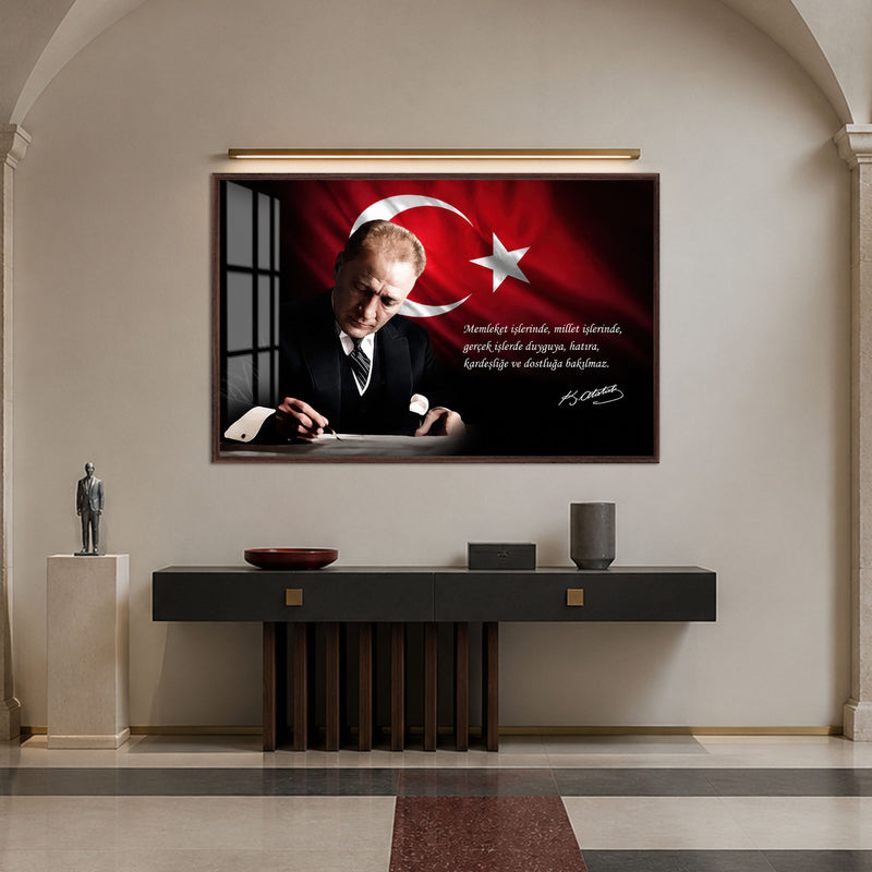 Masada Yazan Atatürk Cam Tablo – Ceviz Çerçeveli