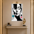 Siyah Beyaz Turkuaz Detaylı Kadın Yüzü Cam Tablo – Beyaz Çerçeveli Cam Tablo