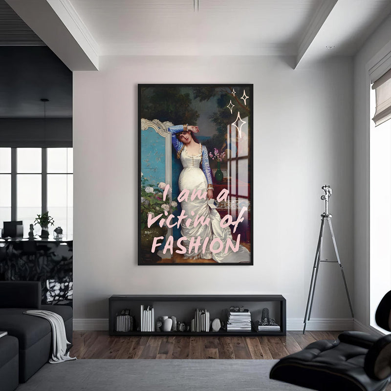 I Am a Victim of Fashion Cam tablo – Siyah Çerçeveli Cam Tablo