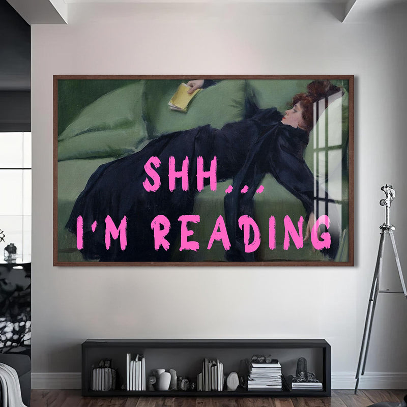 Shh… I’m Reading Cam tablo – Ceviz Çerçeveli Cam Tablo