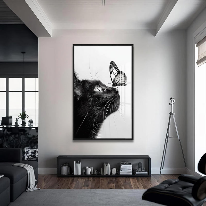 Kelebeği Burnunda Kedi Cam Tablo – Siyah Çerçeveli Cam Tablo