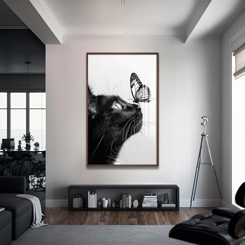 Kelebeği Burnunda Kedi Cam Tablo – Ceviz Çerçeveli Cam Tablo