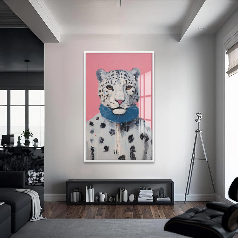 Atkılı Kar Leoparı Cam Tablo – Beyaz Çerçeveli Cam Tablo