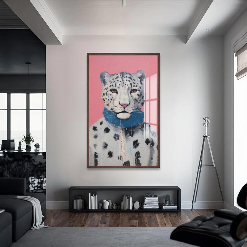 Atkılı Kar Leoparı Cam Tablo – Ceviz Çerçeveli Cam Tablo