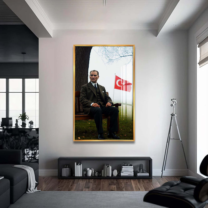 Atatürk Türk Bayrağı Cam Tablo – Altın Çerçeveli Cam Tablo