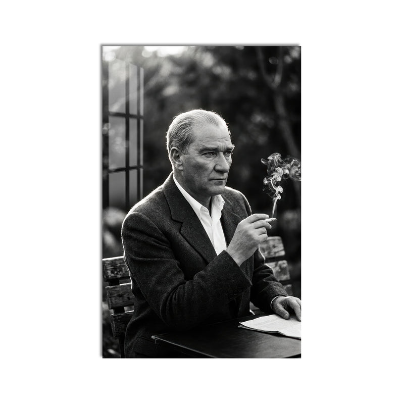 Bahçede Atatürk Cam Tablo