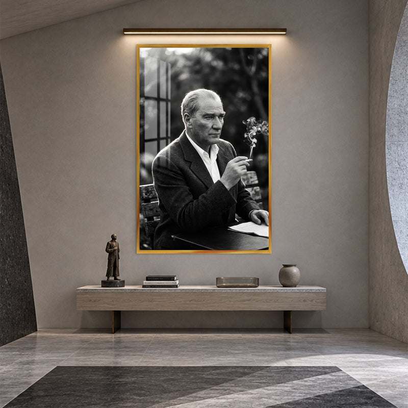 Bahçede Atatürk Cam Tablo – Altın Çerçeveli