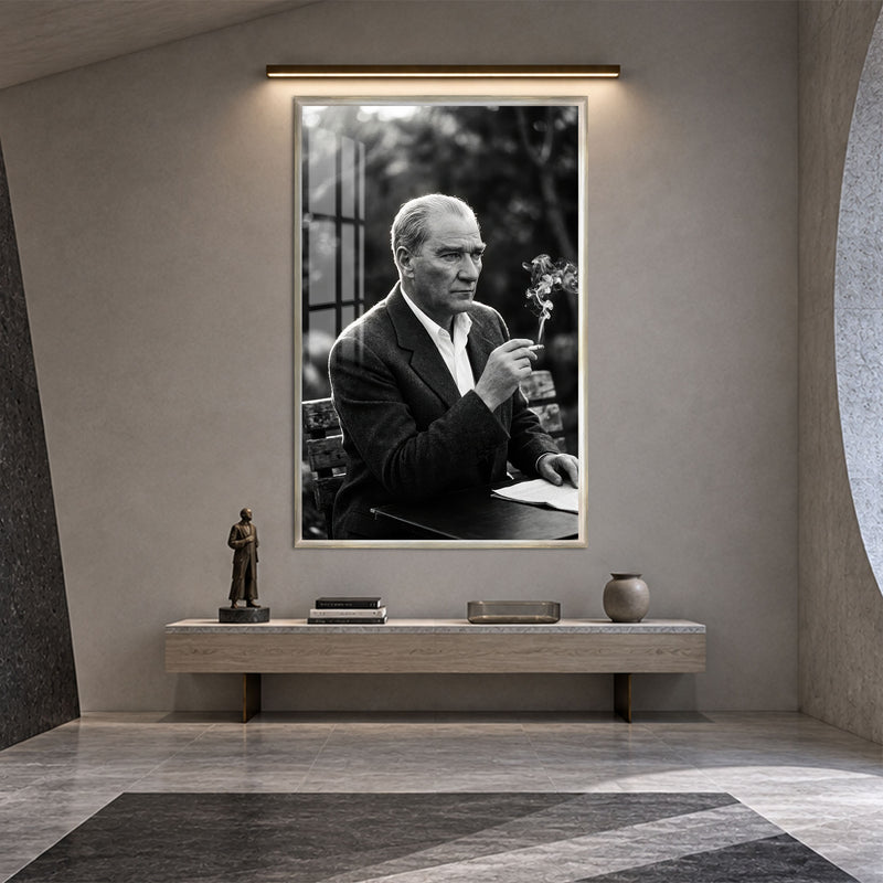 Bahçede Atatürk Cam Tablo – Gümüş Çerçeveli