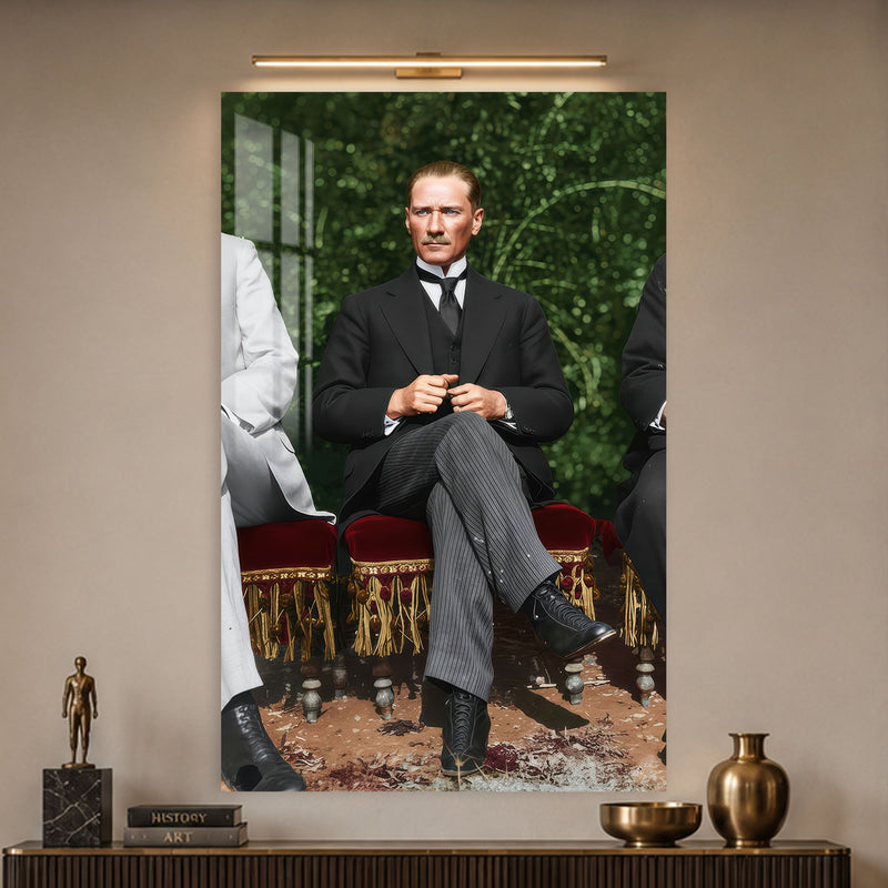 Kadife Koltukta Atatürk Cam Tablo