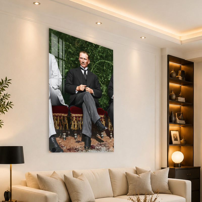 Kadife Koltukta Atatürk Cam Tablo