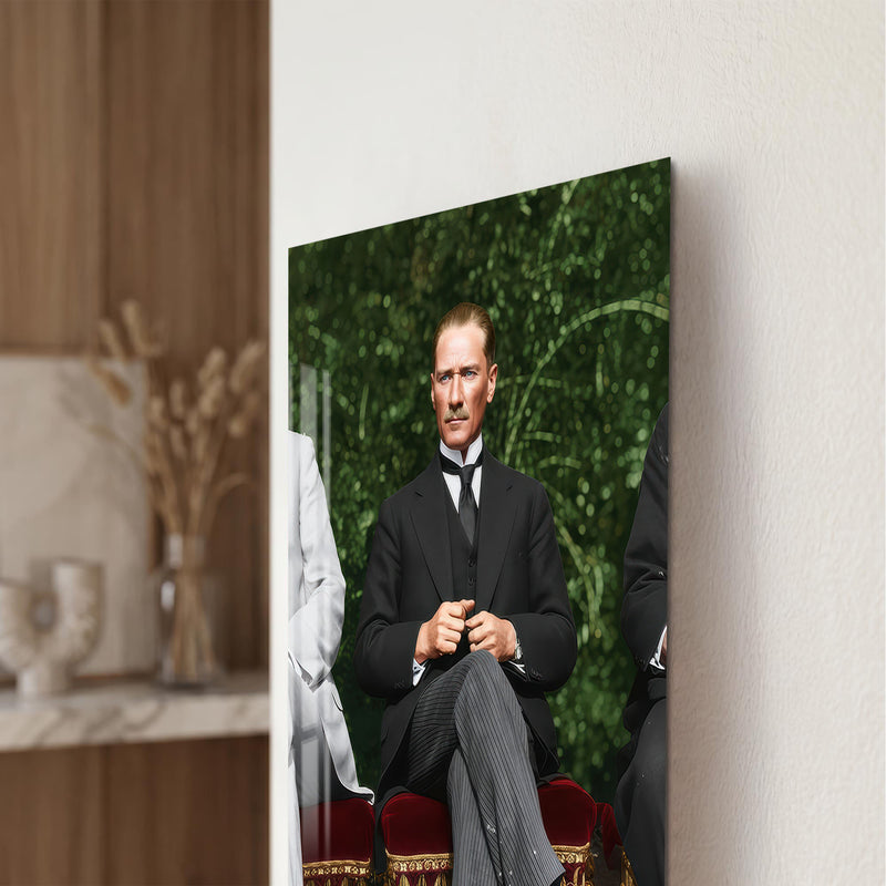 Kadife Koltukta Atatürk Cam Tablo